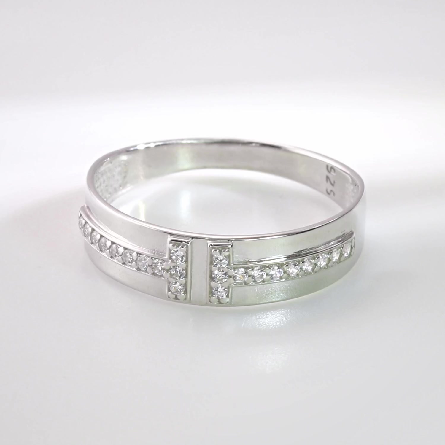 Серебряное кольцо с фианитами