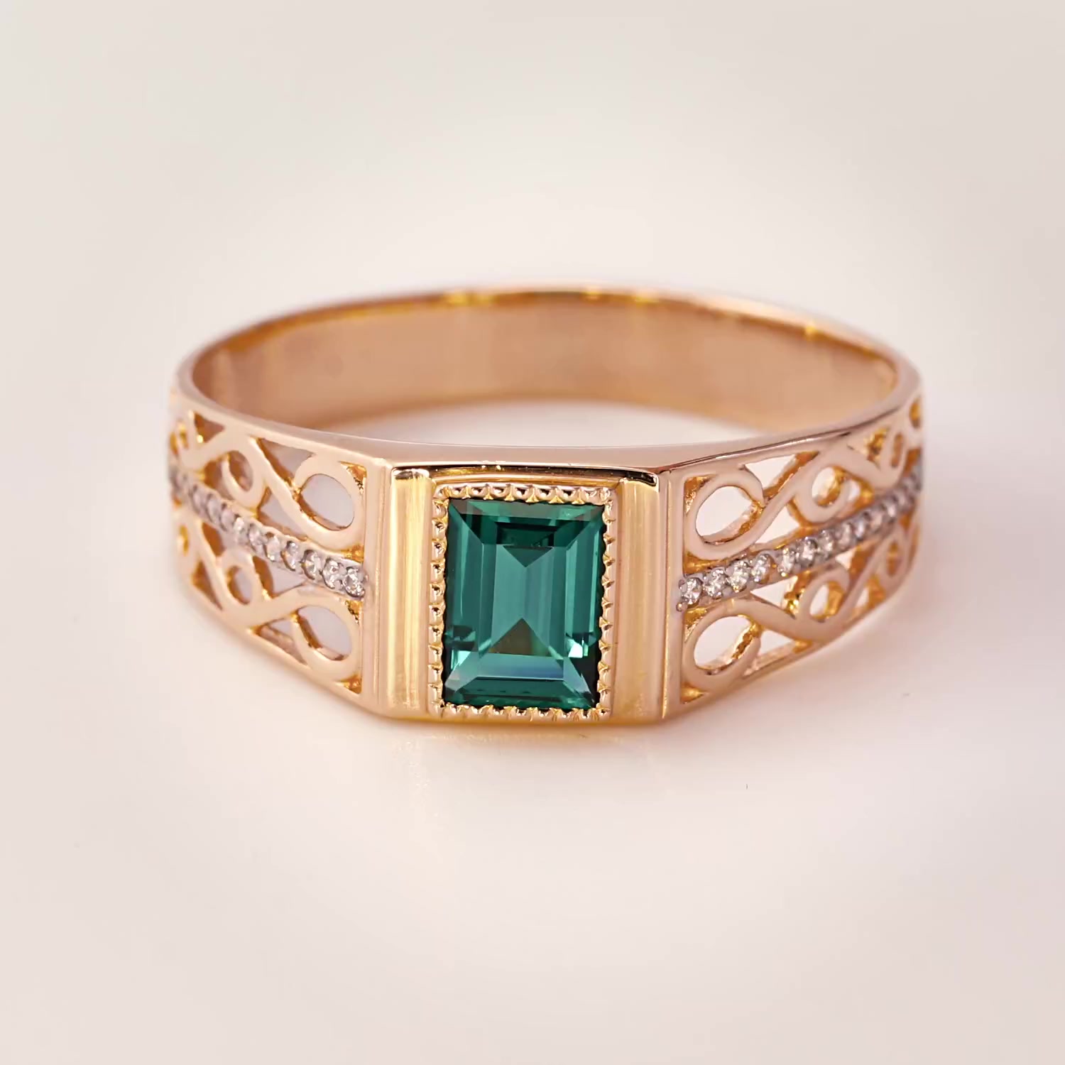 Золотая печатка с ситаллом и фианитами