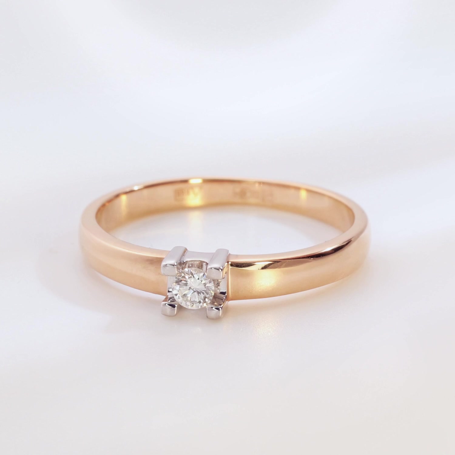 Золотое кольцо с бриллиантом