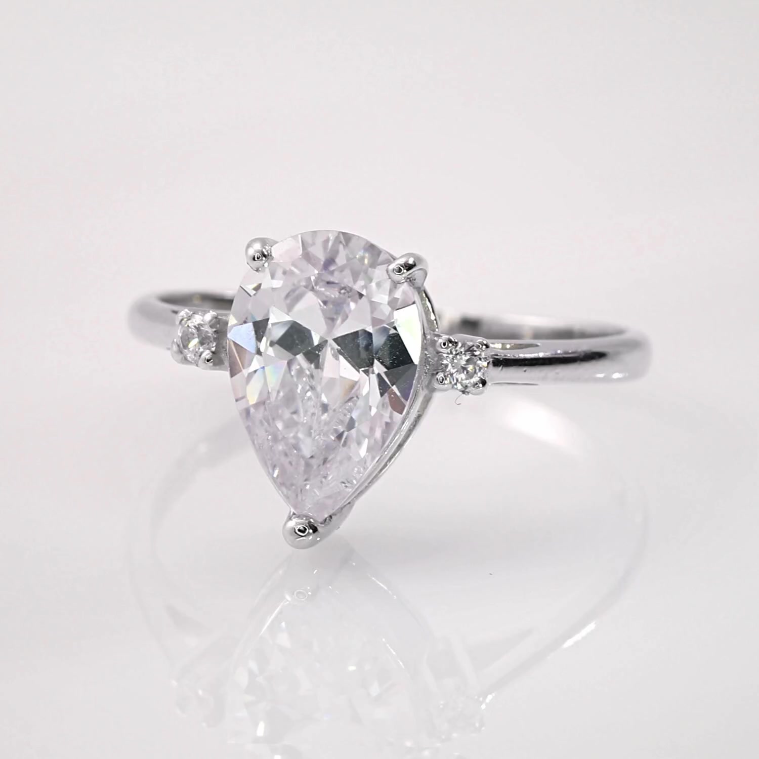 Серебряное кольцо с фианитами