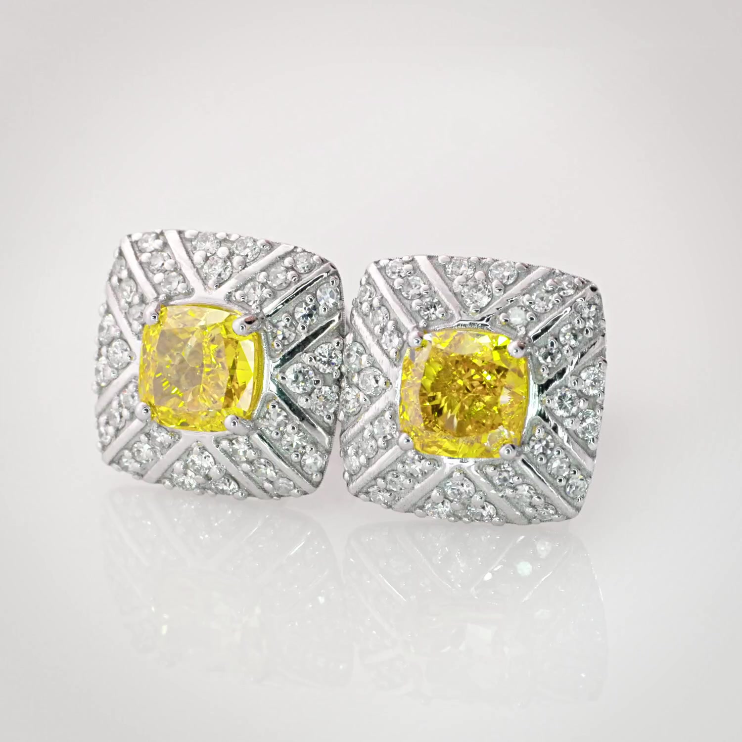 Золотые серьги с бриллиантами выращенными