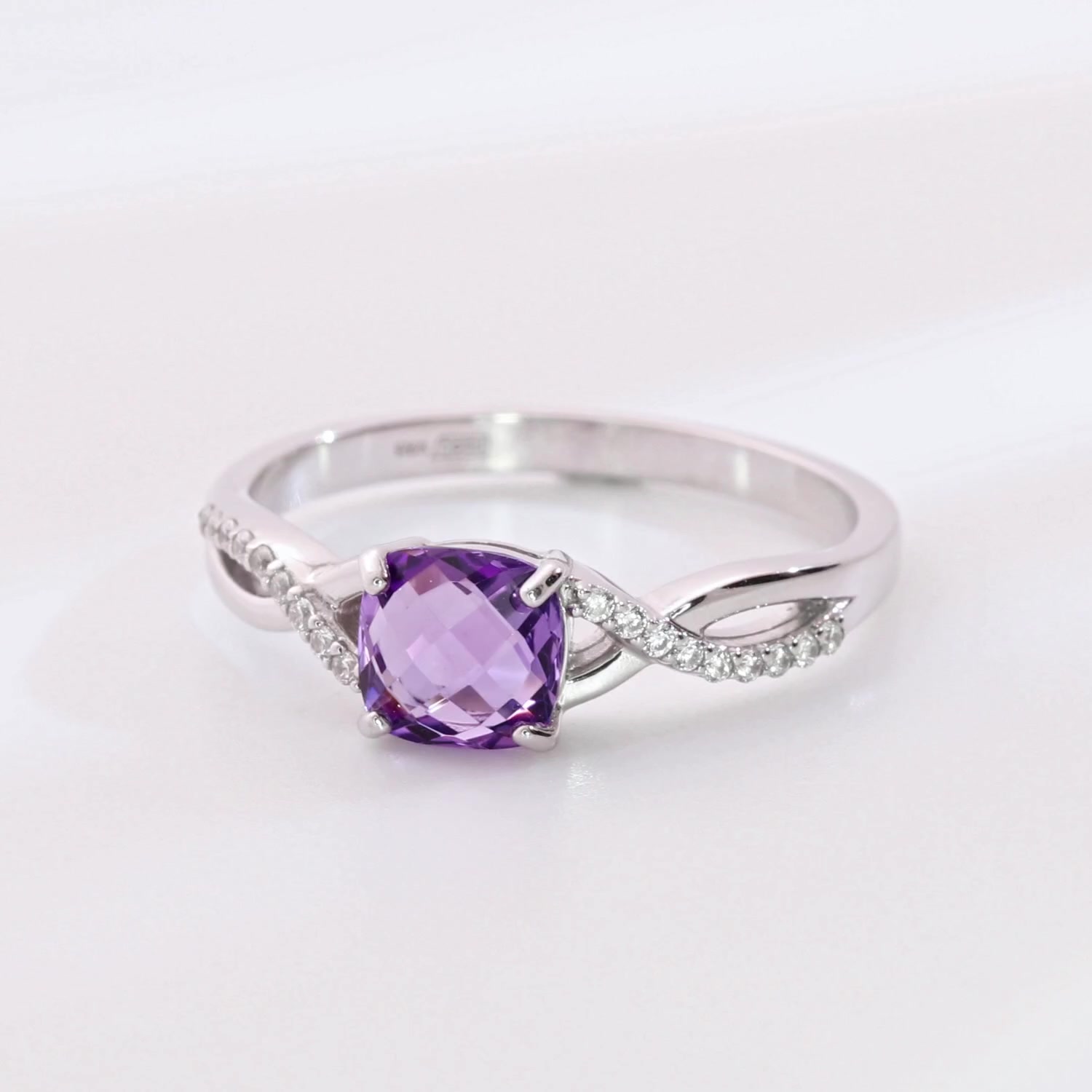 Серебряное кольцо с аметистом и фианитами