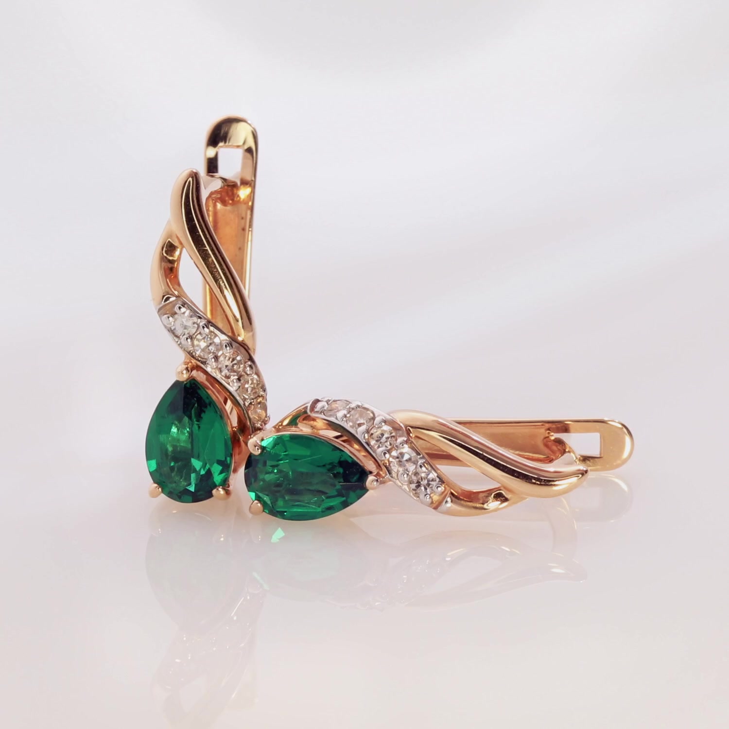 Золотые серьги с изумрудами выращенными и бриллиантами