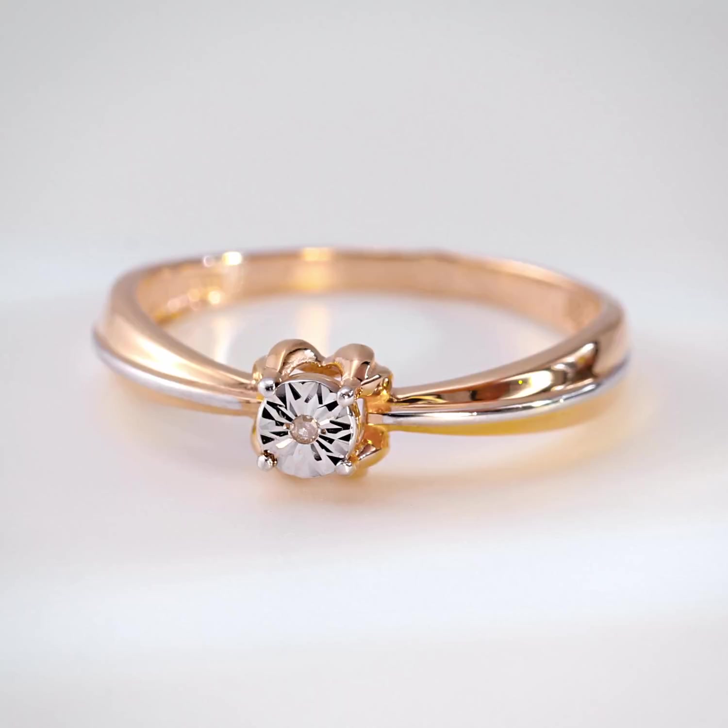 Золотое кольцо с бриллиантом