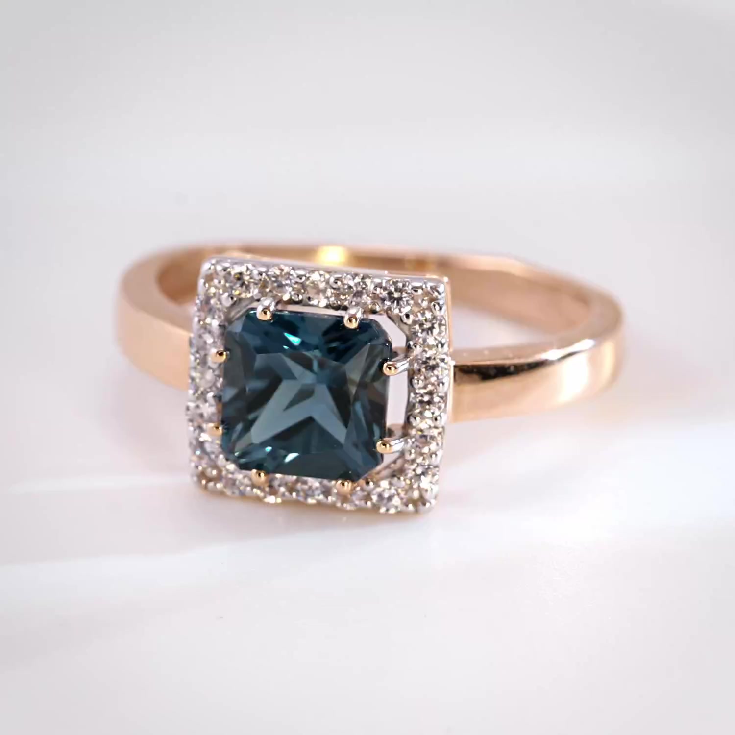 Золотое кольцо с топазом London и фианитами