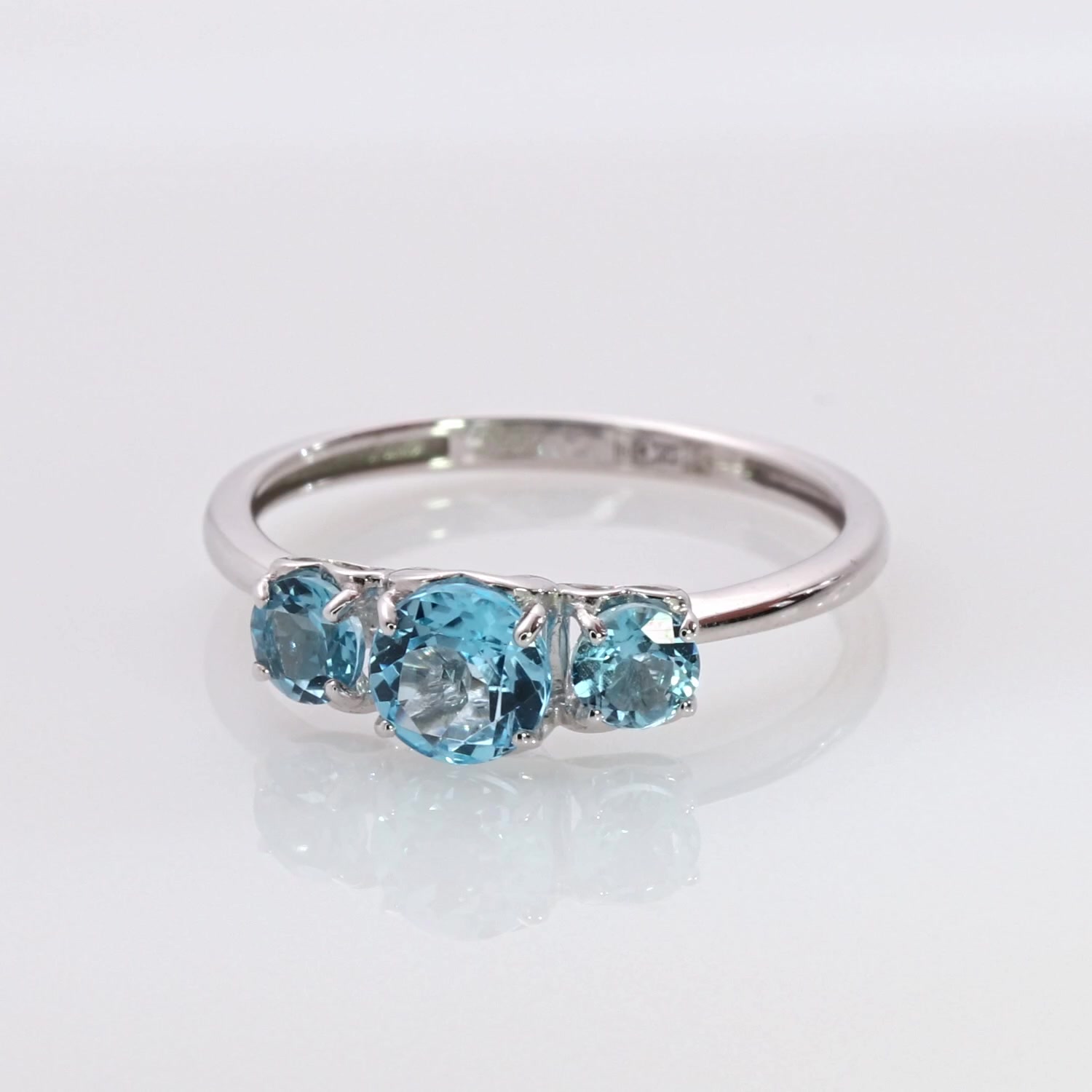 Золотое кольцо с топазами Swiss