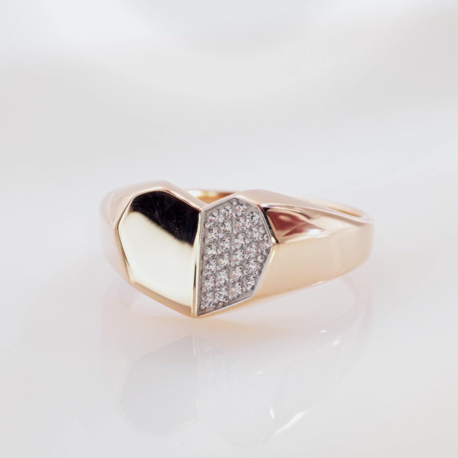 Золотое кольцо с фианитами