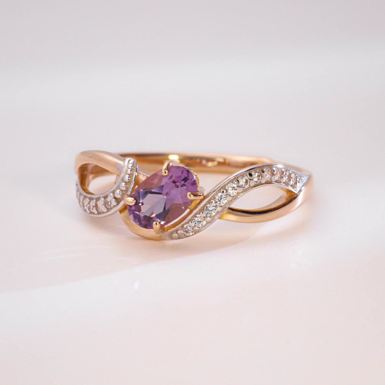 Золотое кольцо с аметистом и фианитами