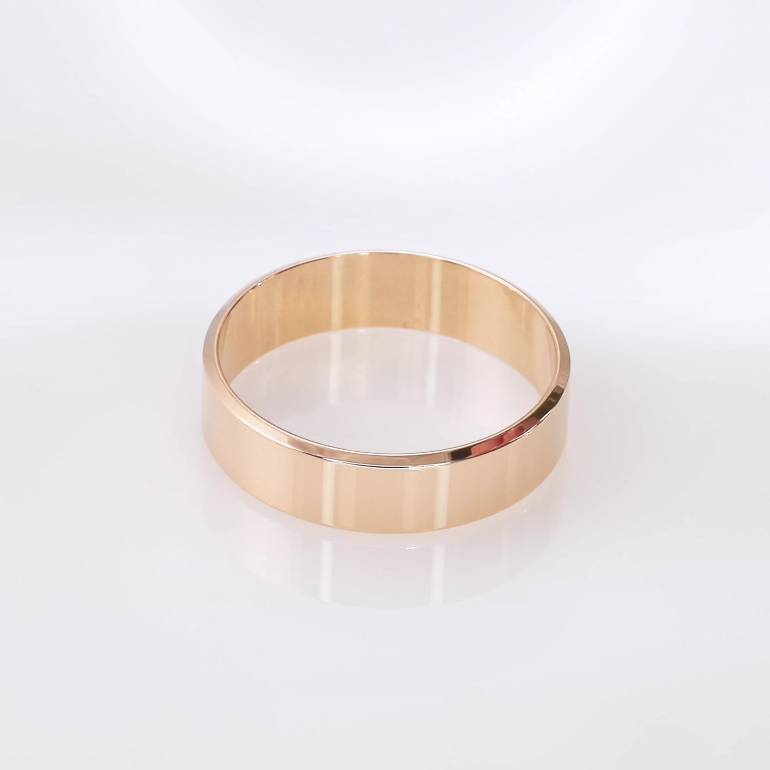 Золотое обручальное кольцо