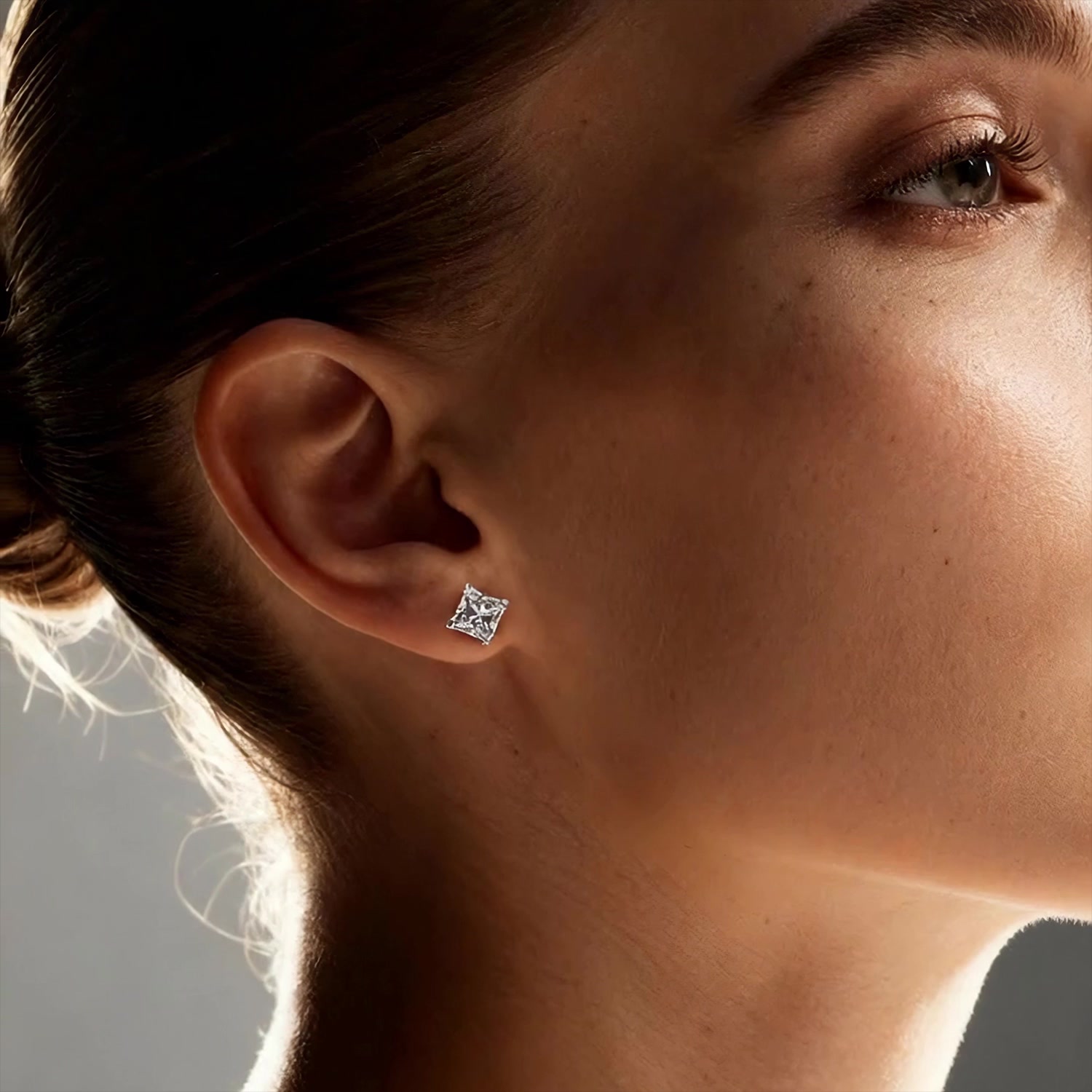 Золотые серьги с бриллиантами выращенными