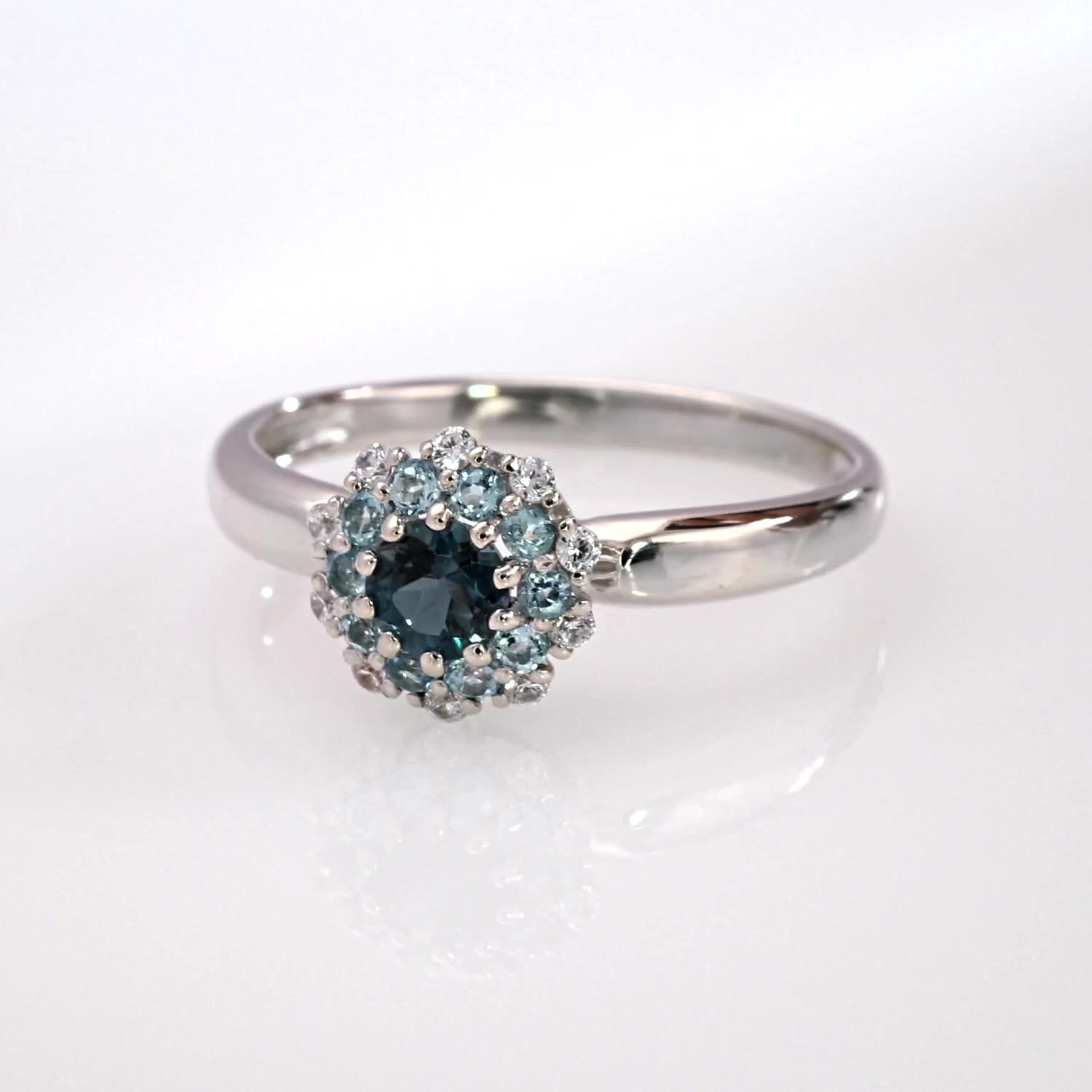 Золотое кольцо с топазом London, топазами Swiss и фианитами