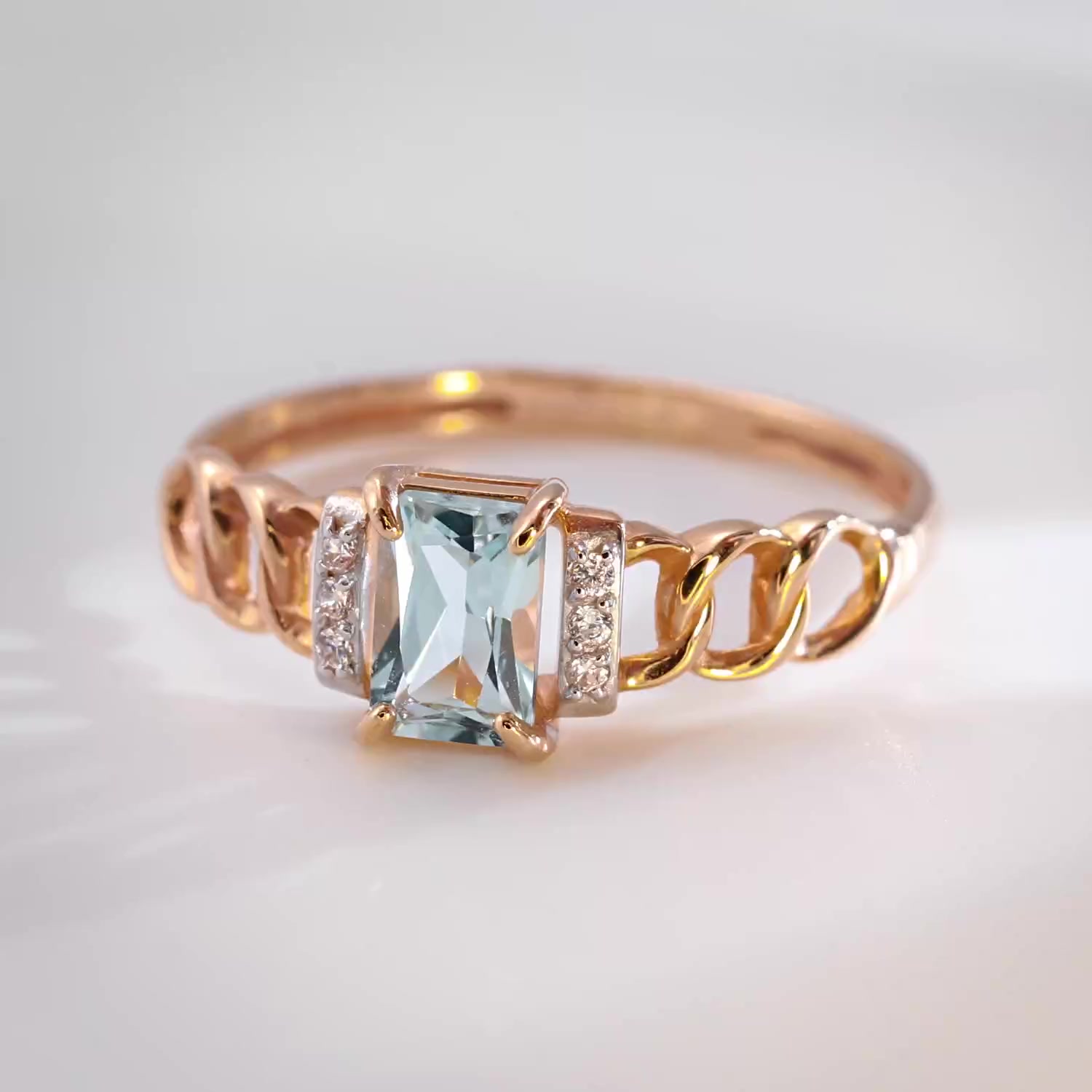 Золотое кольцо с топазом Sky и фианитами