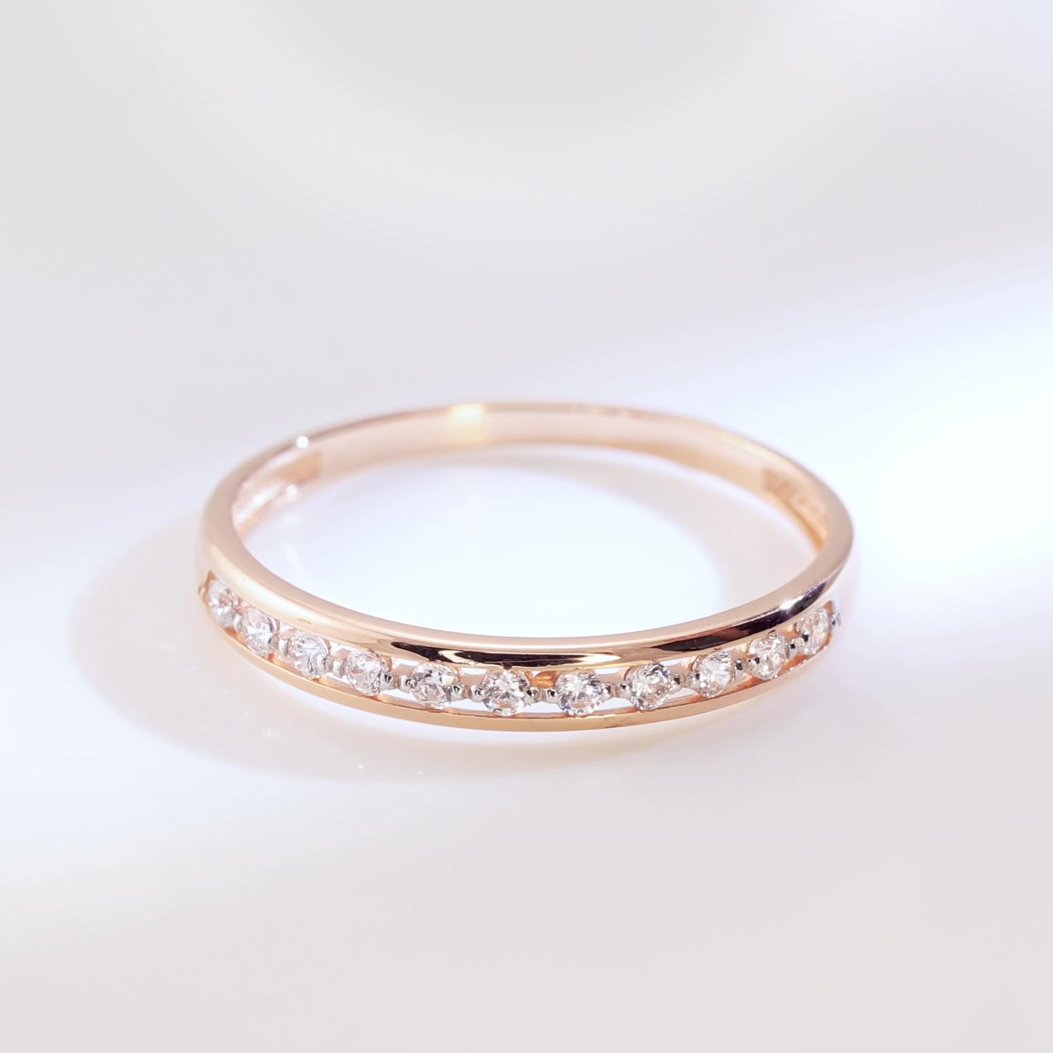 Золотое кольцо с фианитами