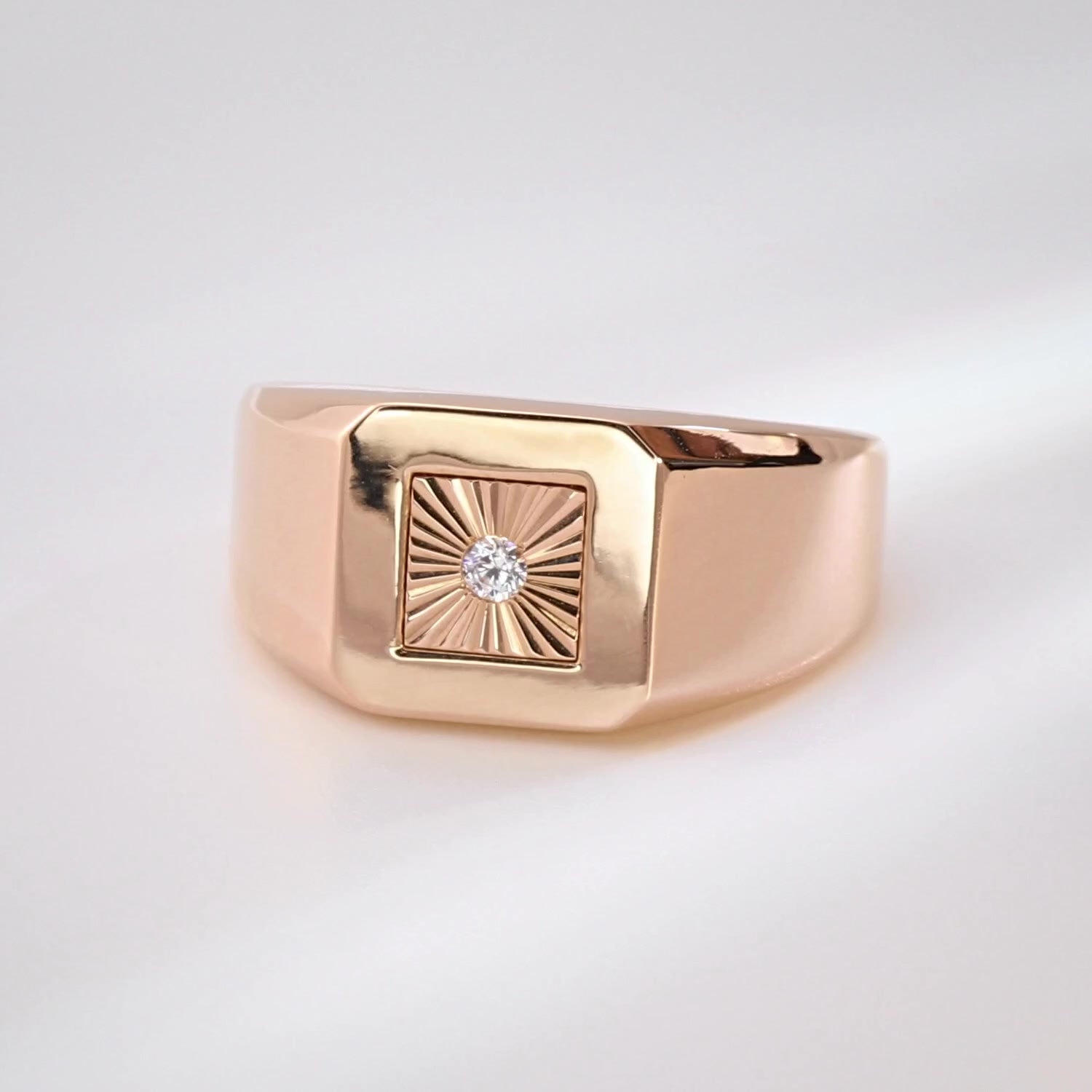 Золотая печатка с бриллиантом