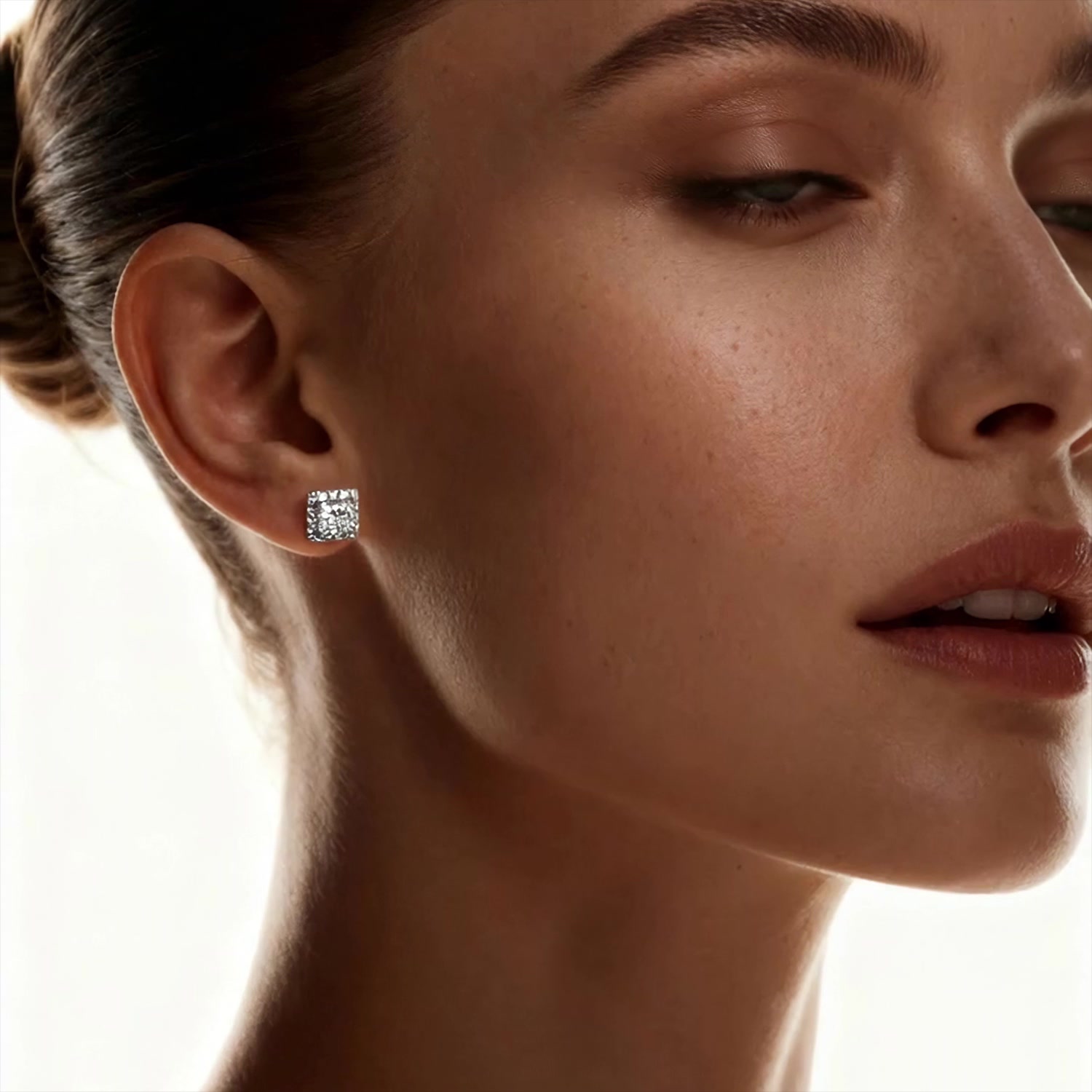 Золотые серьги с бриллиантами выращенными