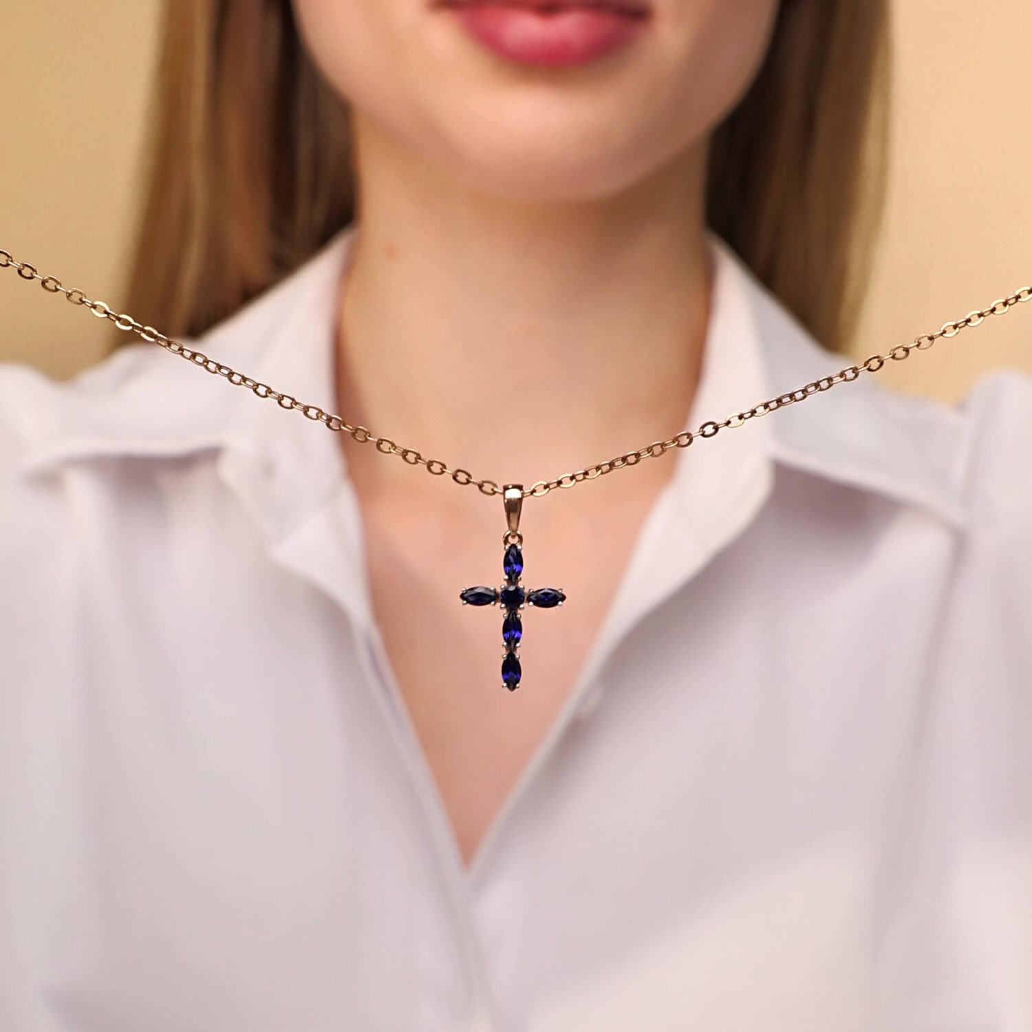 Золотая подвеска с сапфирами выращенными