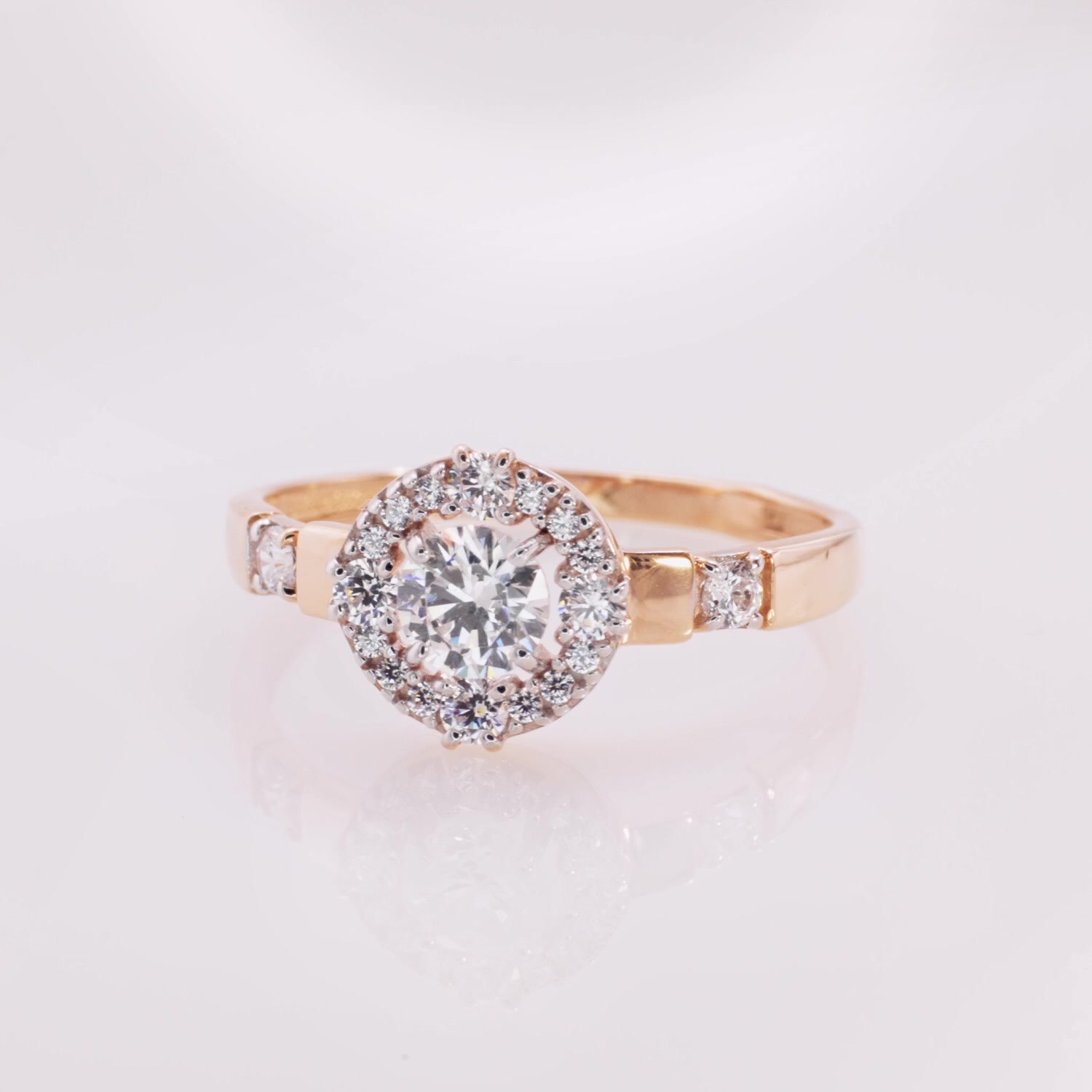 Золотое кольцо с фианитами