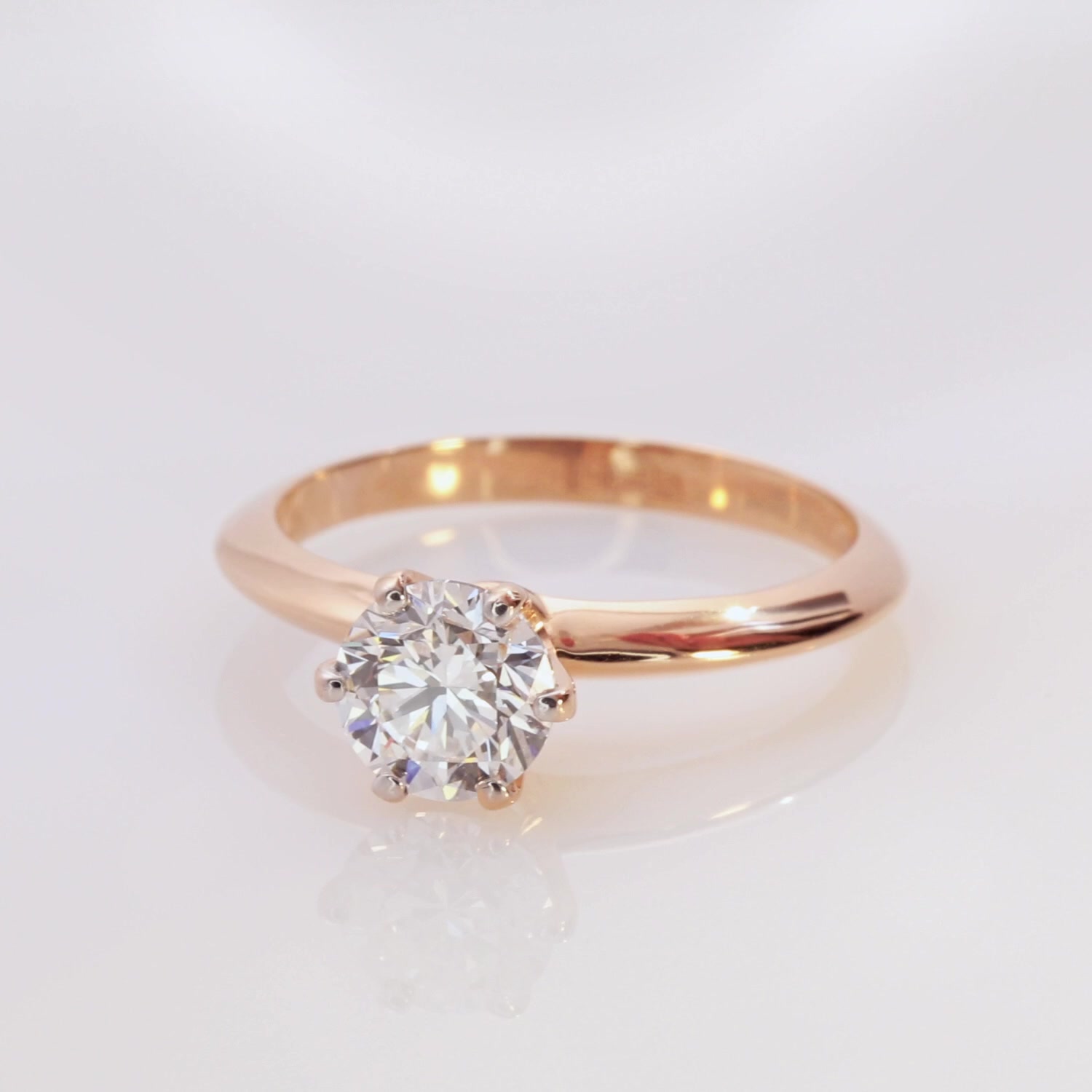 Золотое кольцо с бриллиантом выращенным