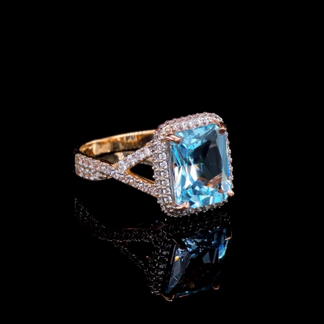 Золотое кольцо с топазом Sky и фианитами