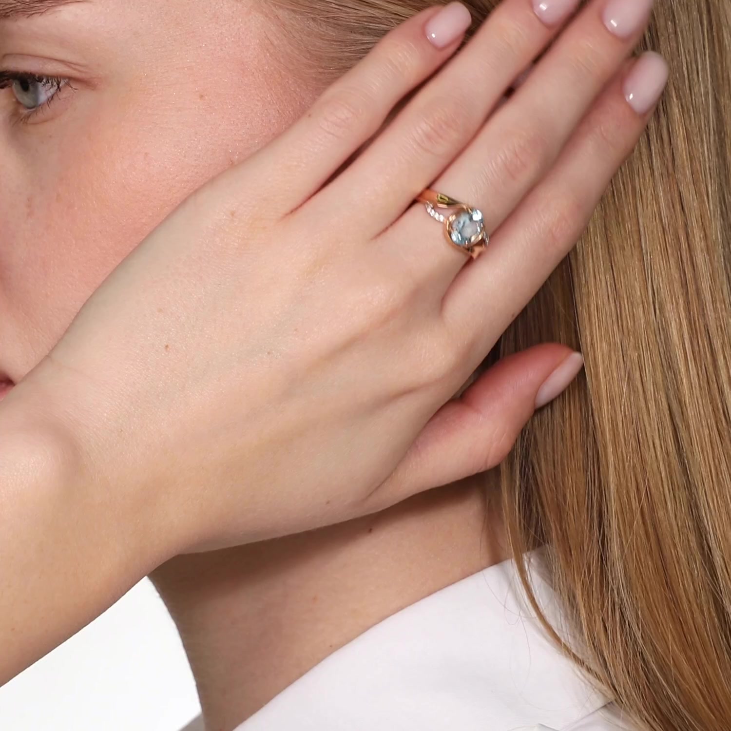 Золотое кольцо с топазом Sky и фианитами