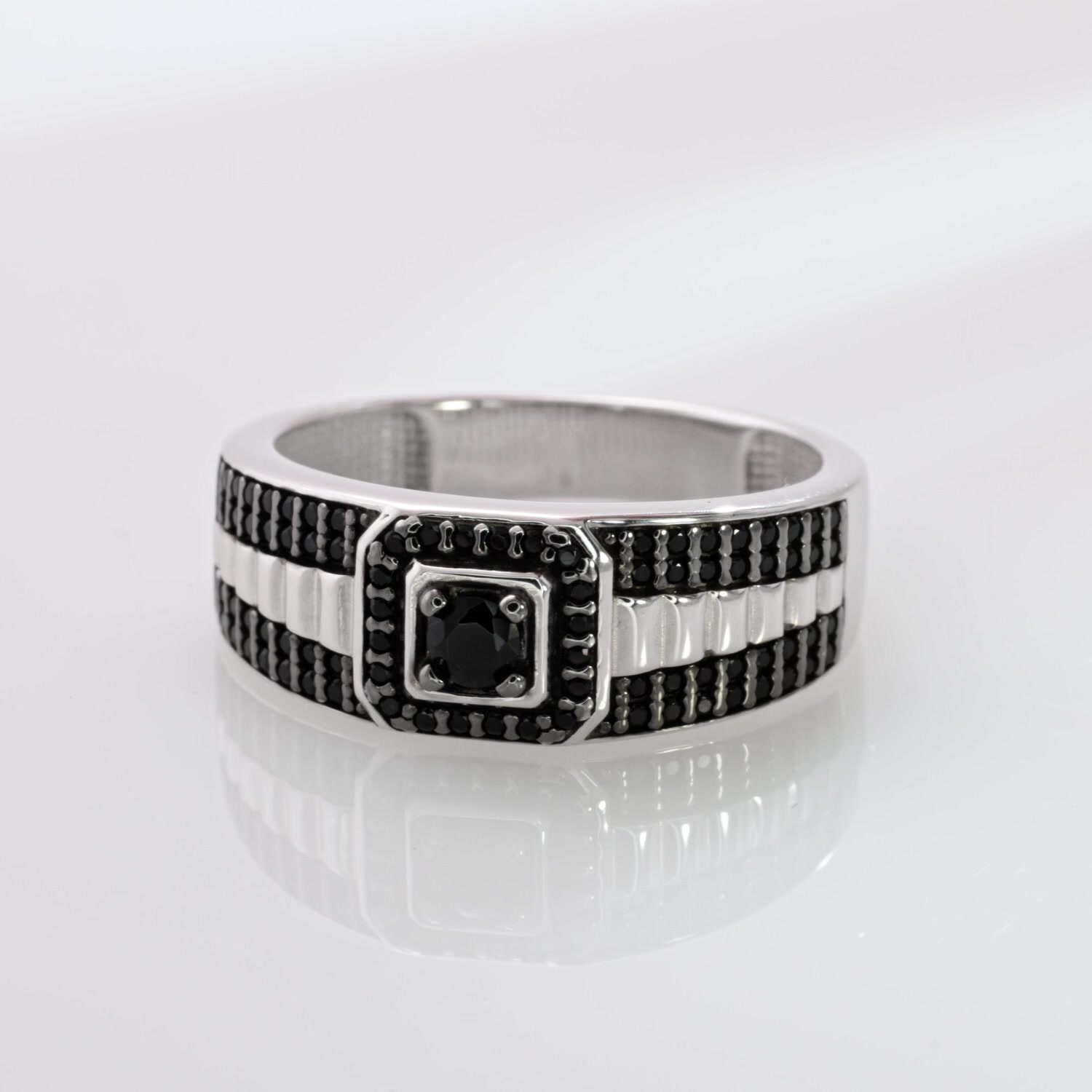 Серебряная печатка с фианитами