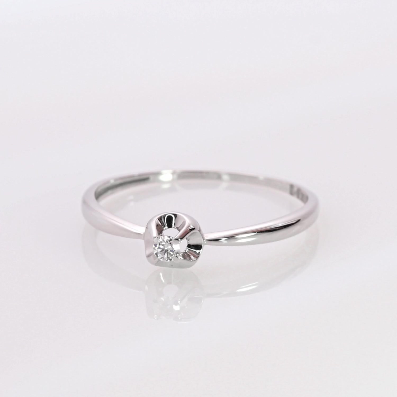 Золотое кольцо с бриллиантом