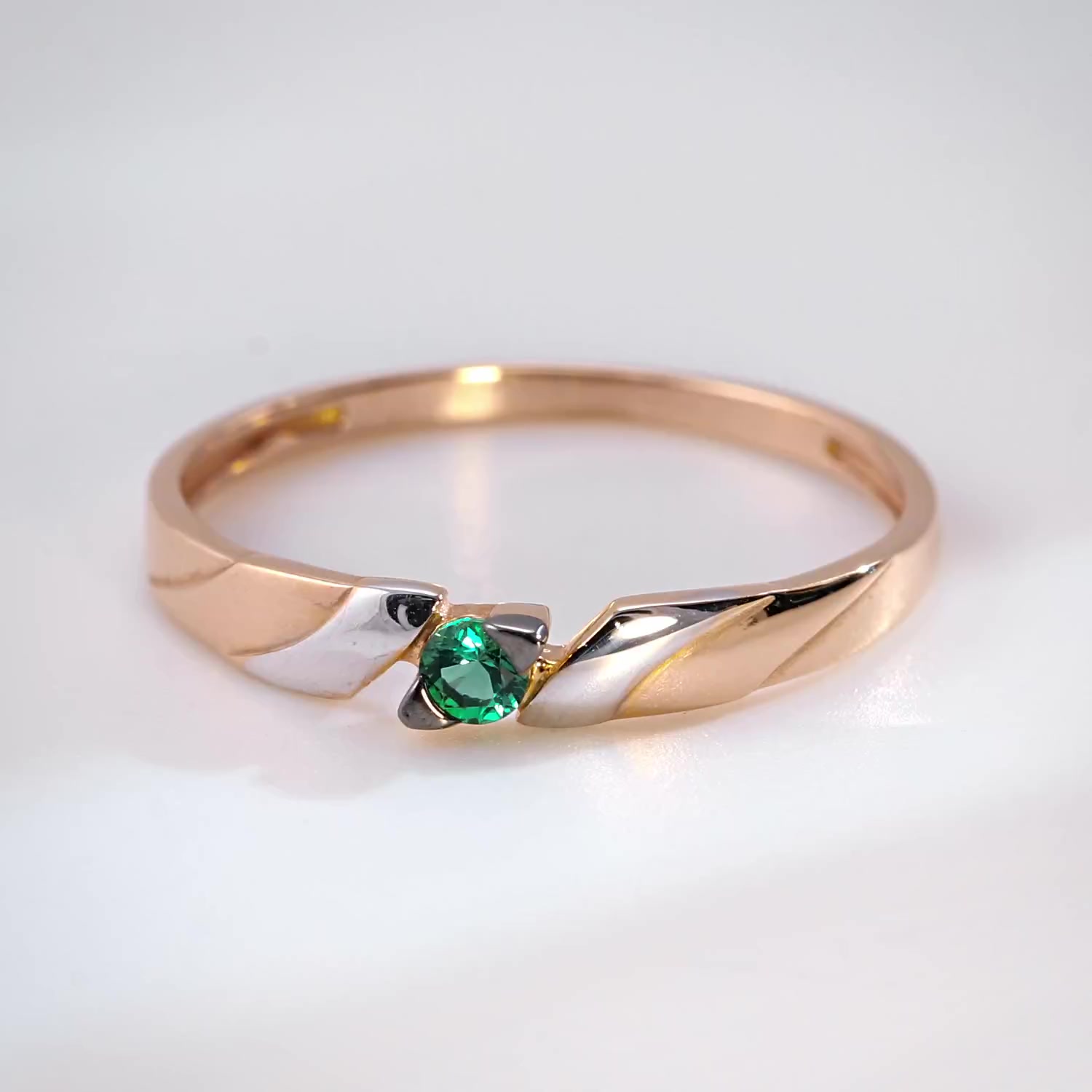 Золотое кольцо с изумрудом выращенным