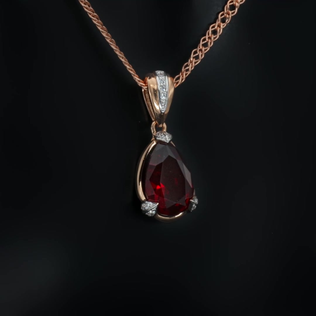 Золотая подвеска с гранатом и фианитами