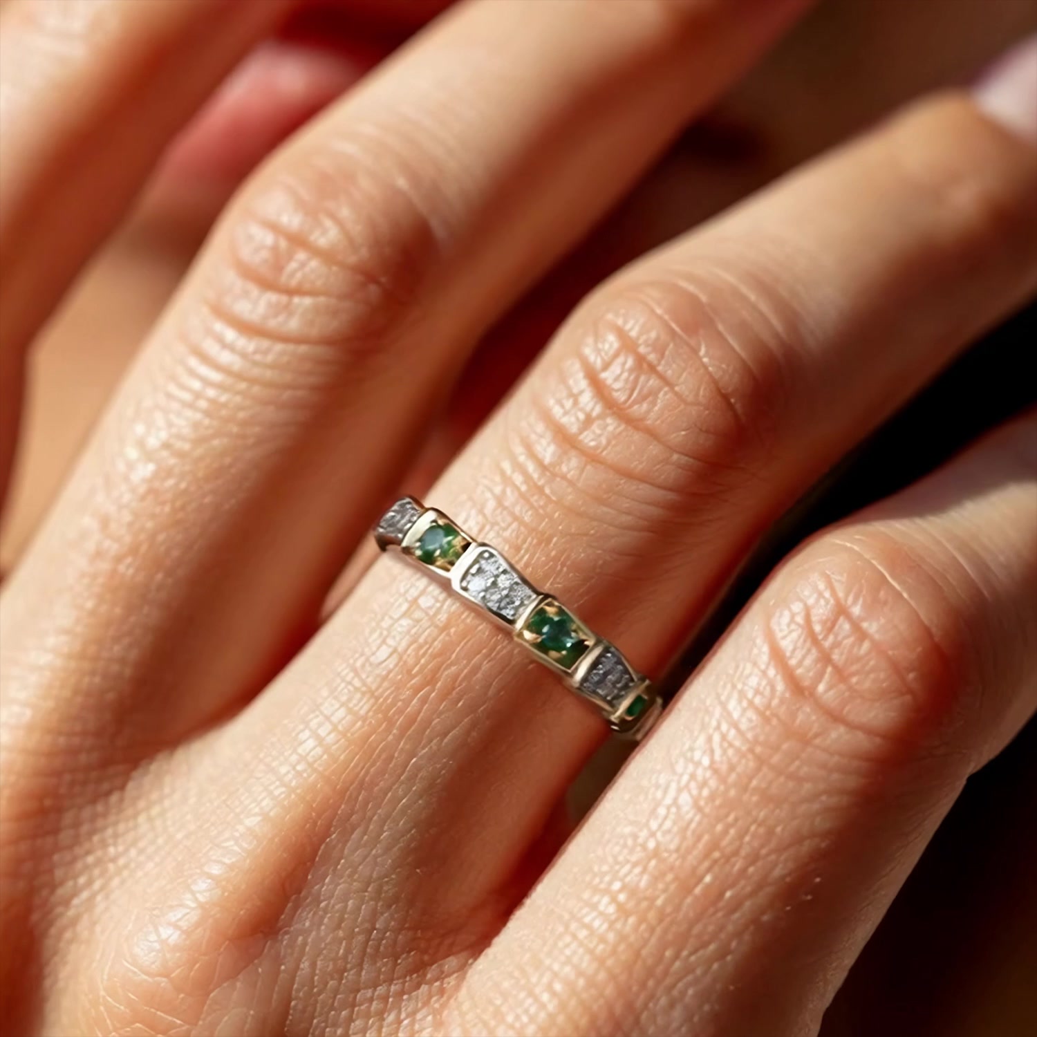 Золотое кольцо с изумрудами и бриллиантами