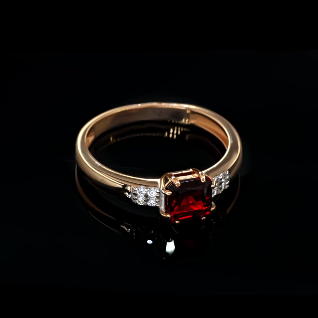 Золотое кольцо с гранатом и фианитами