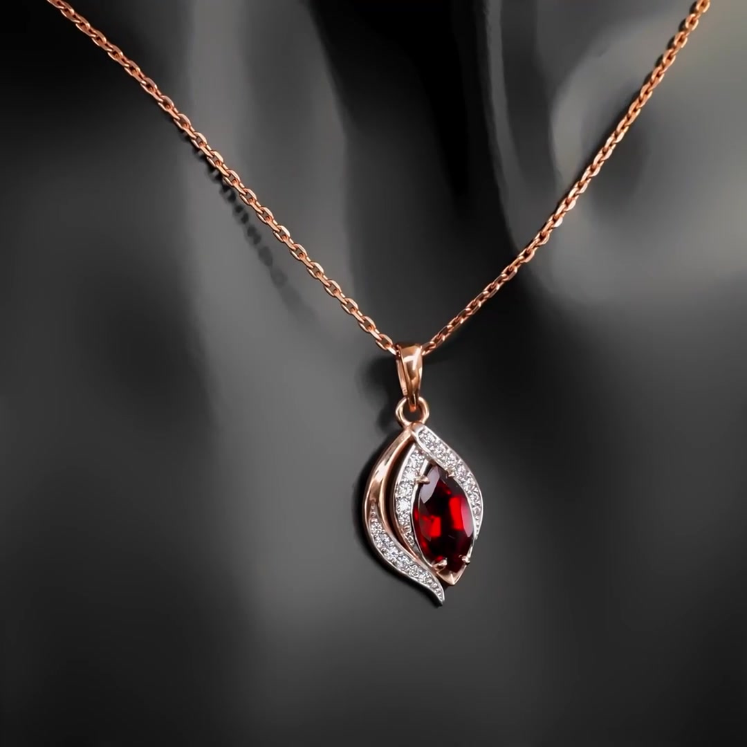 Золотая подвеска с гранатом и фианитами