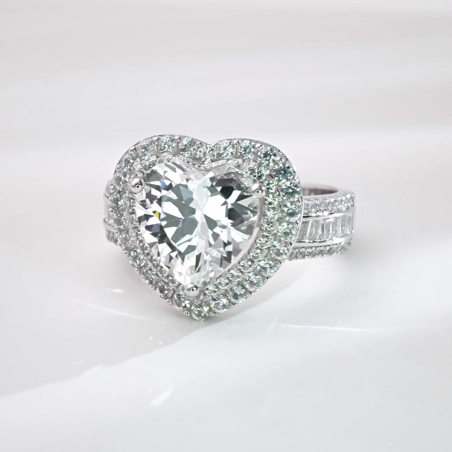 Серебряное кольцо с фианитами
