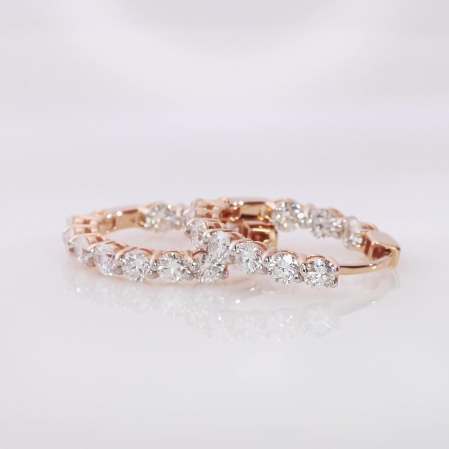 Золотые серьги с бриллиантами выращенными