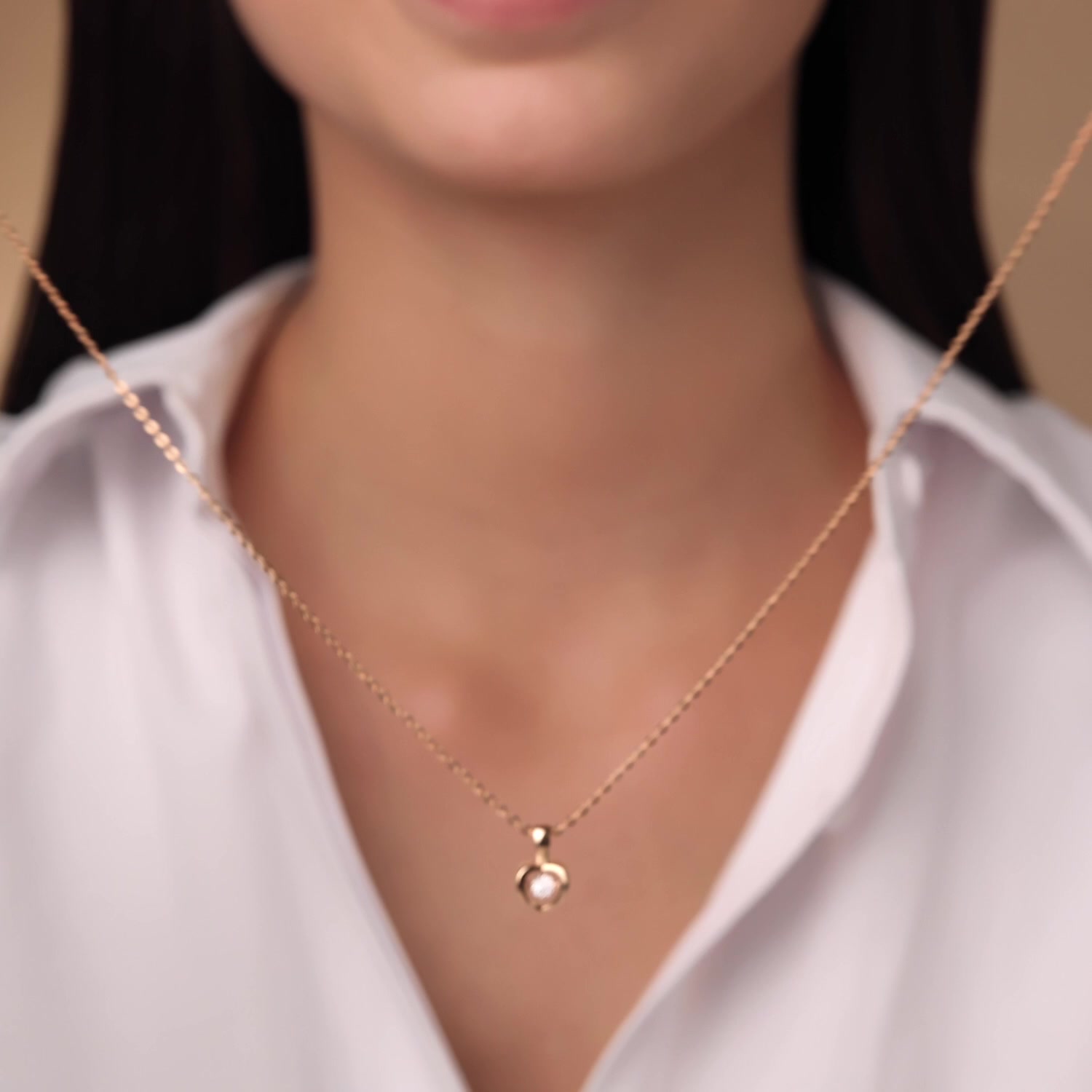 Золотая подвеска с бриллиантом