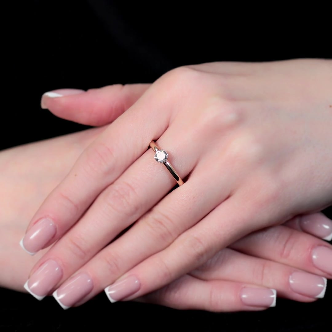 Золотое кольцо с бриллиантами выращенными