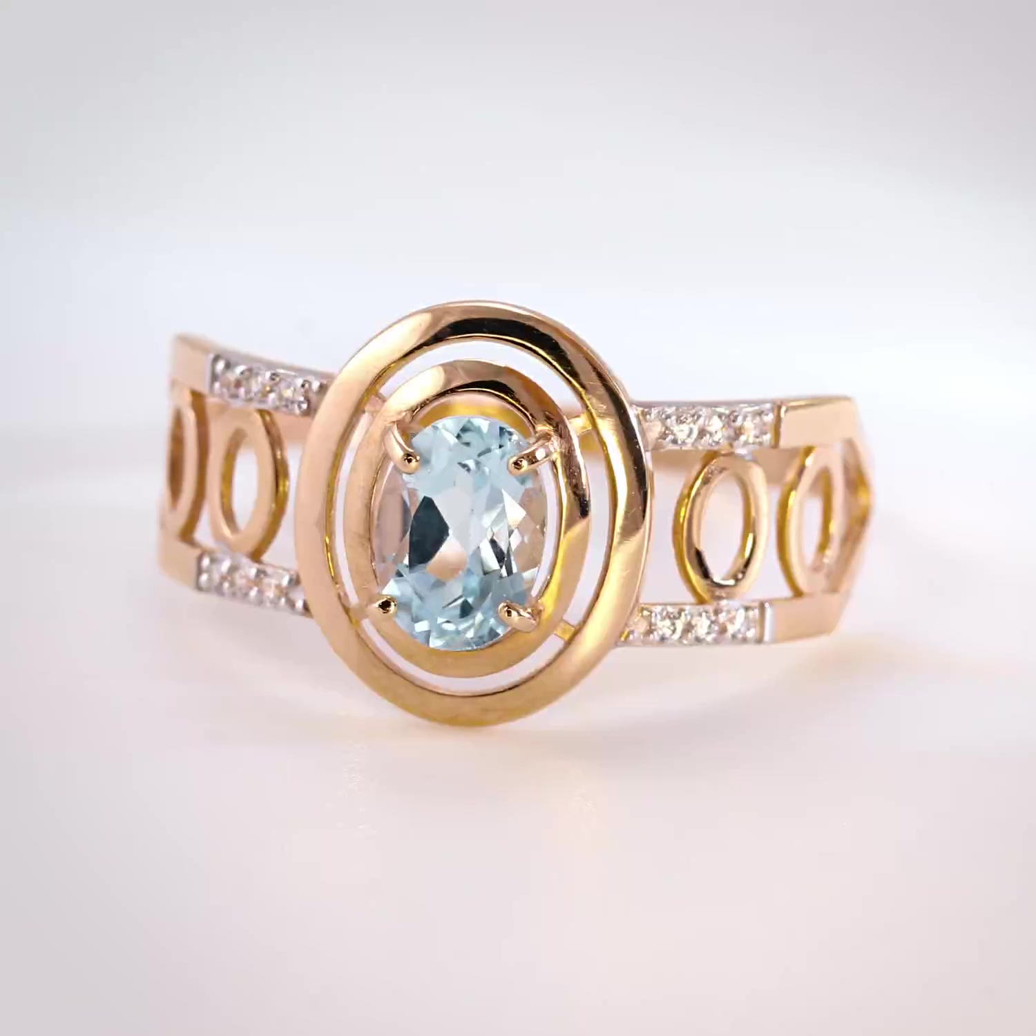 Золотое кольцо с топазом Sky и фианитами