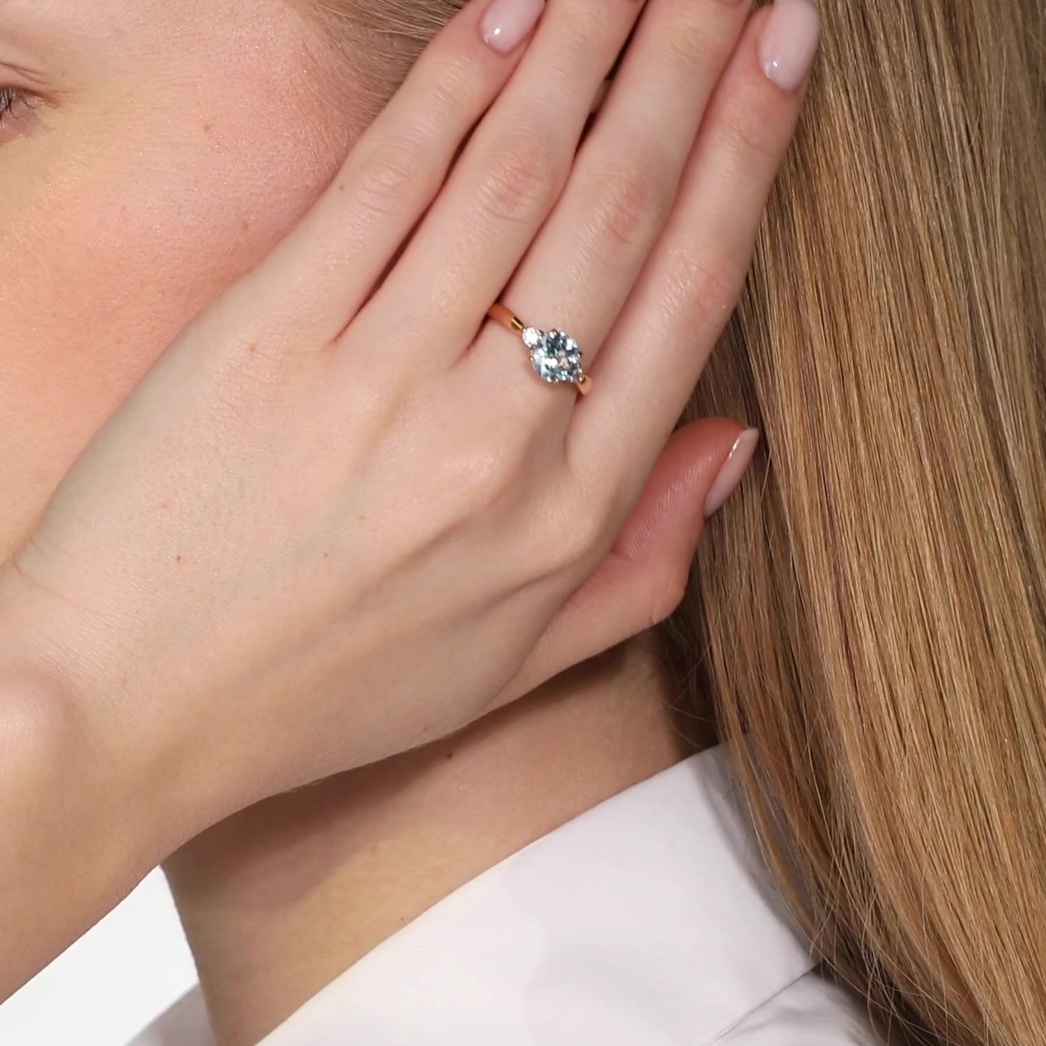 Золотое кольцо с топазом Sky и фианитами