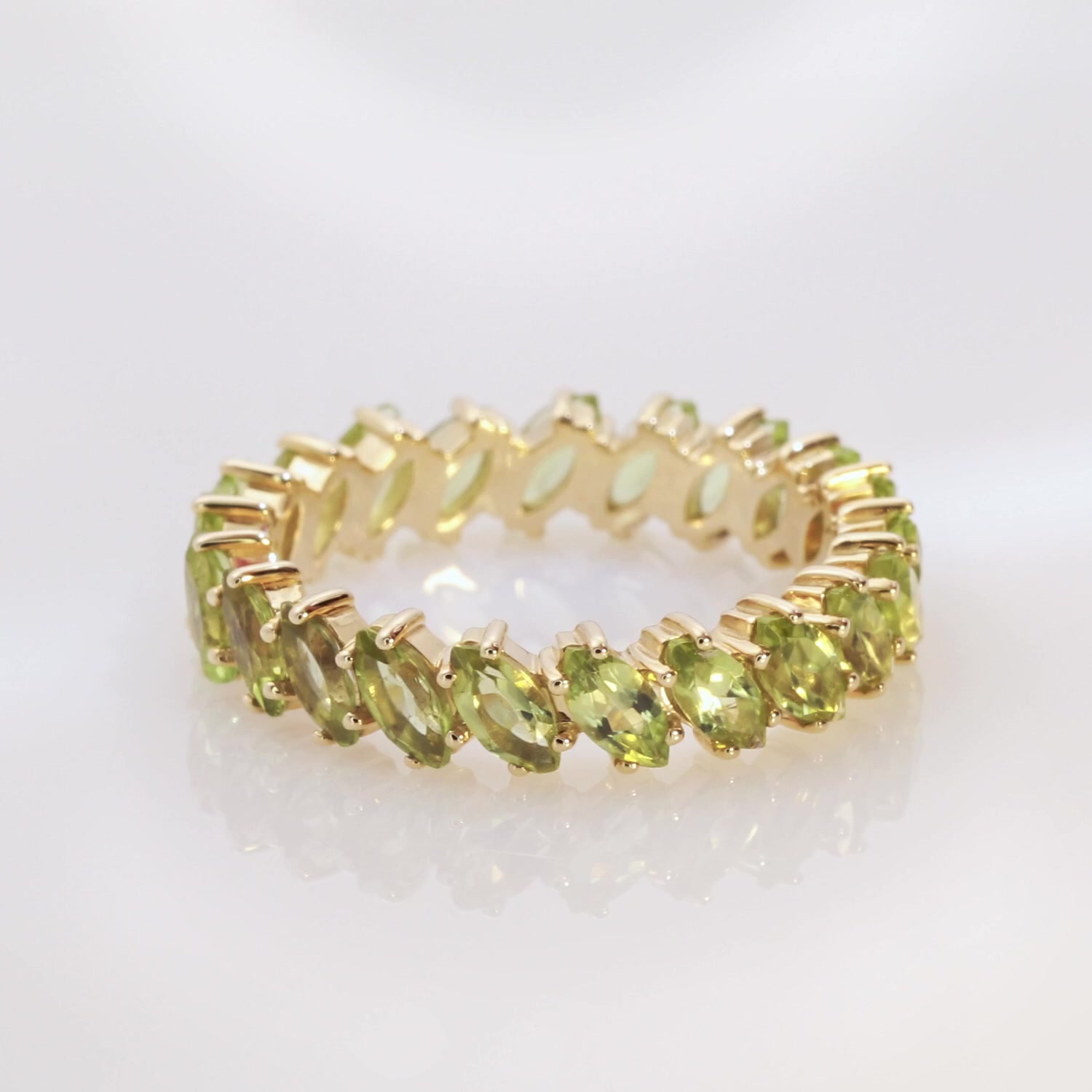 Золотое кольцо с хризолитами