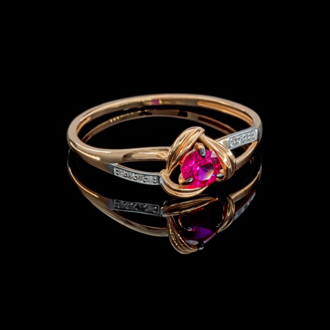 Золотое кольцо с рубином выращенным и бриллиантами