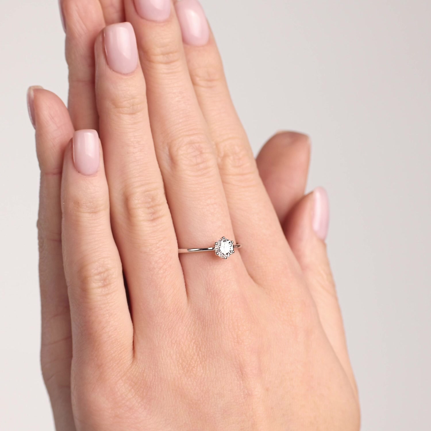 Золотое кольцо с бриллиантом выращенным