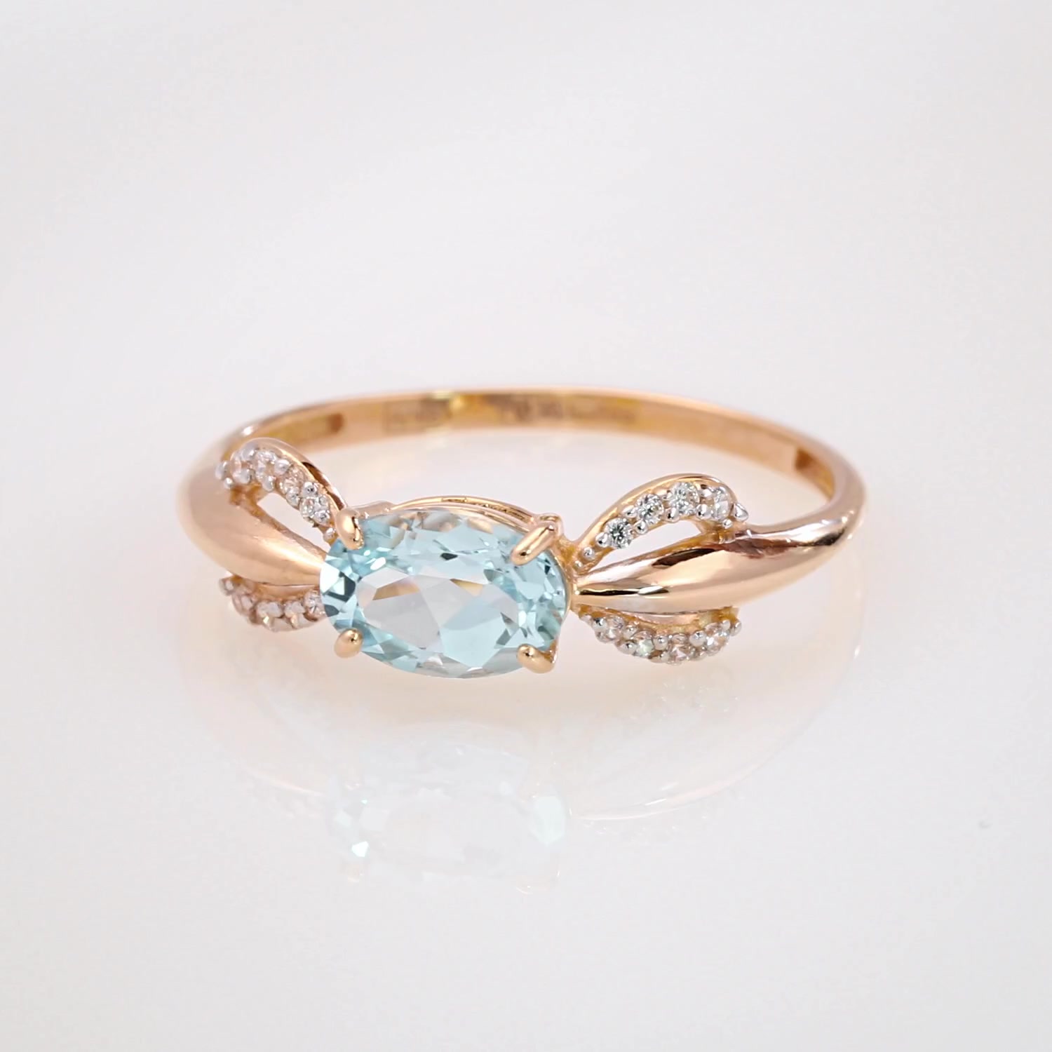 Золотое кольцо с топазом Sky и фианитами