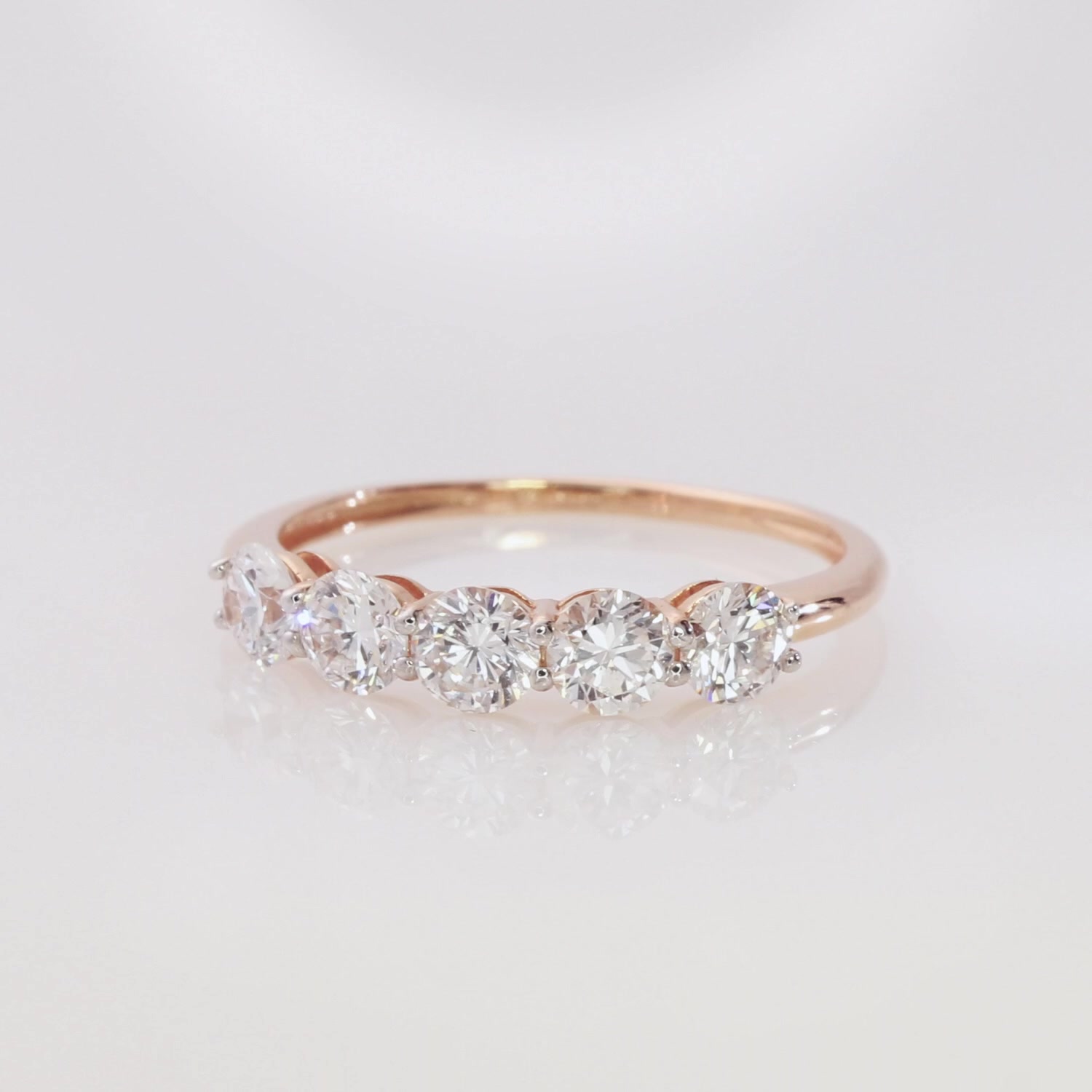 Золотое кольцо с бриллиантами выращенными