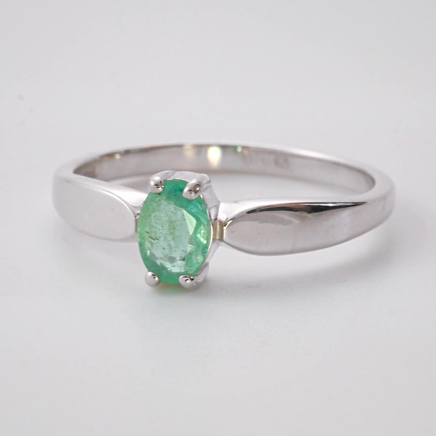 Серебряное кольцо с изумрудом