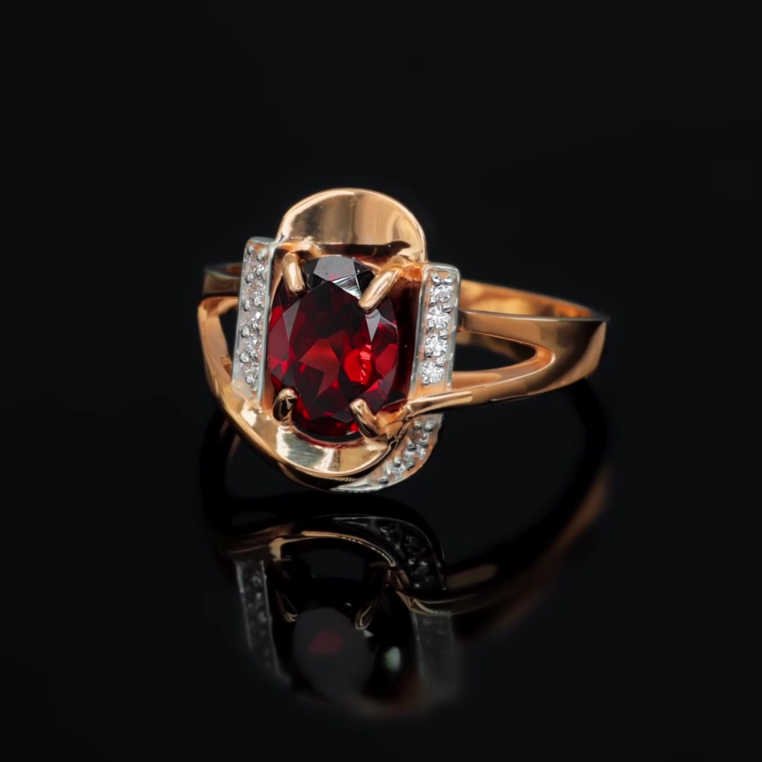 Золотое кольцо с гранатом и фианитами