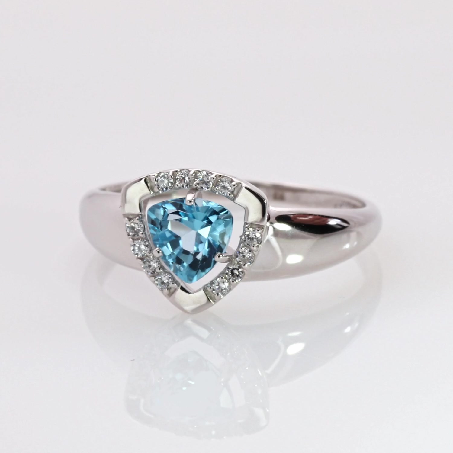 Золотое кольцо с топазом Swiss и фианитами