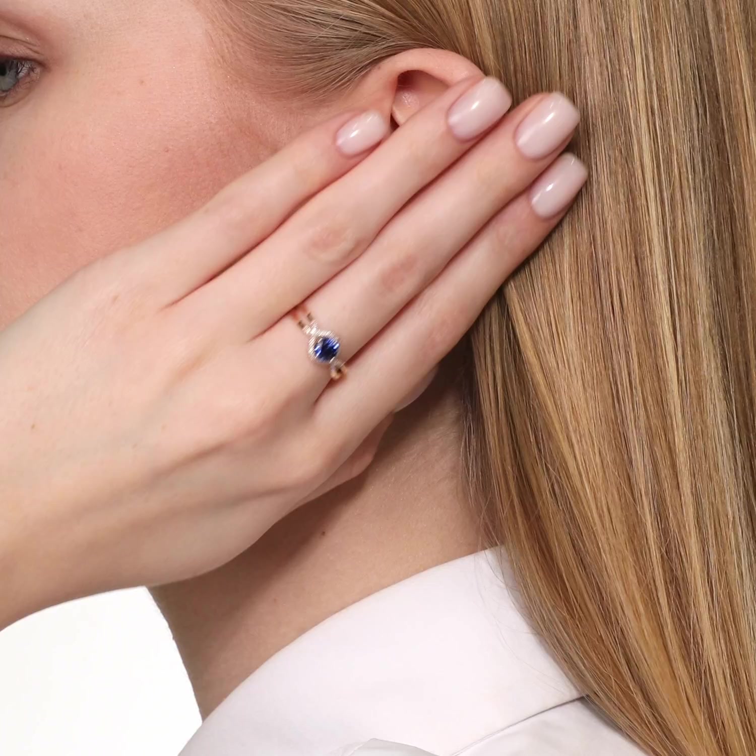 Золотое кольцо с сапфиром выращенным и бриллиантами