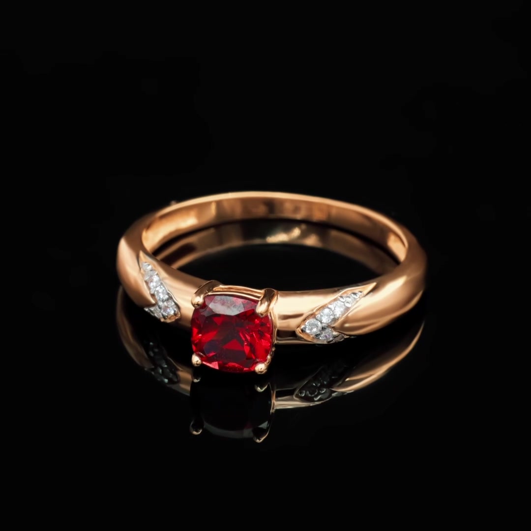 Золотое кольцо с гранатом и фианитами