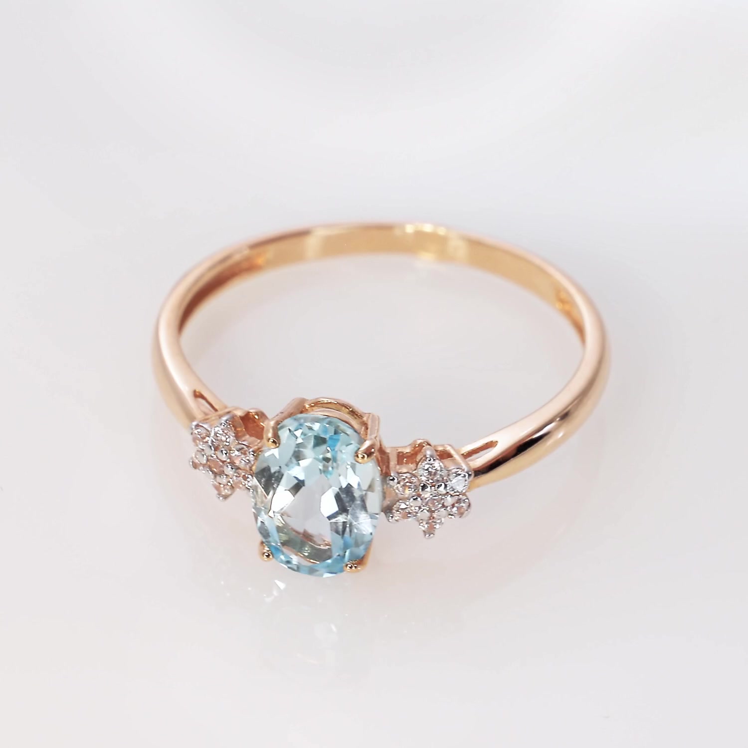 Золотое кольцо с топазом Sky и фианитами