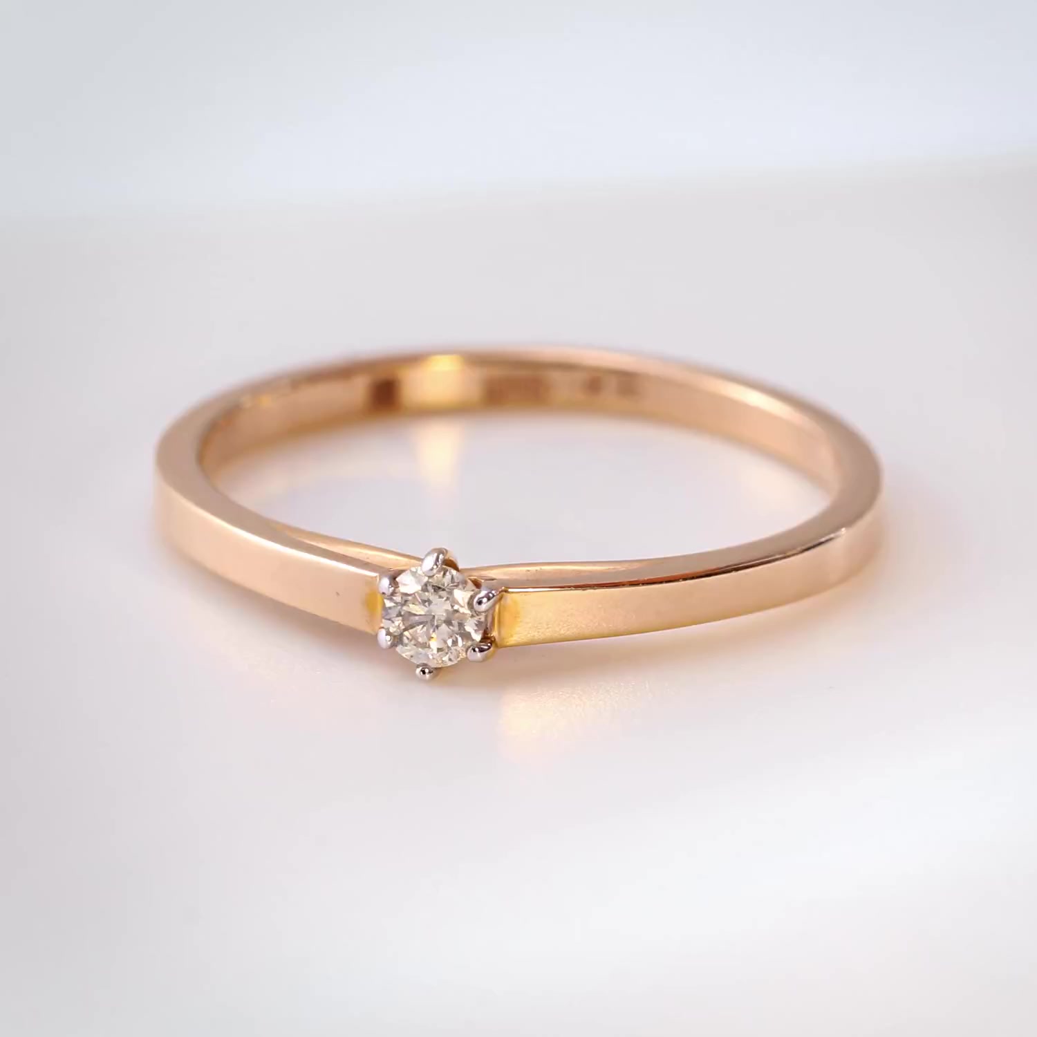 Золотое кольцо с бриллиантом