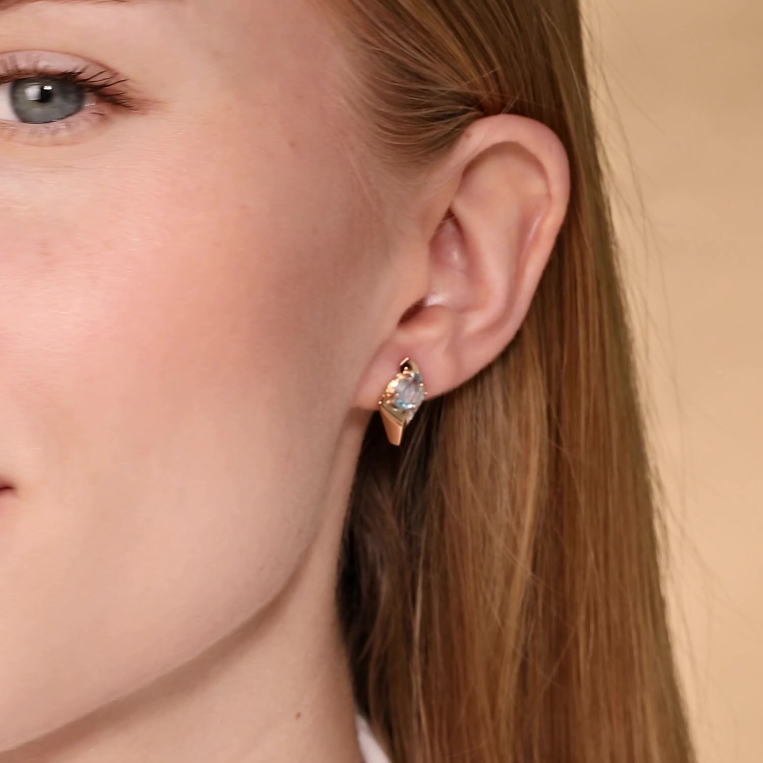 Золотые серьги с топазами Sky и фианитами